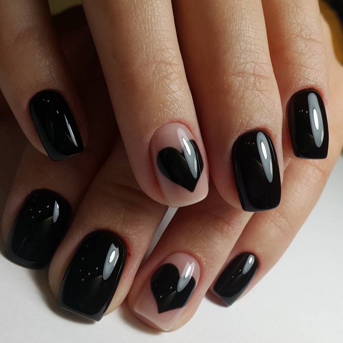 Белый шеллак с черными стразами