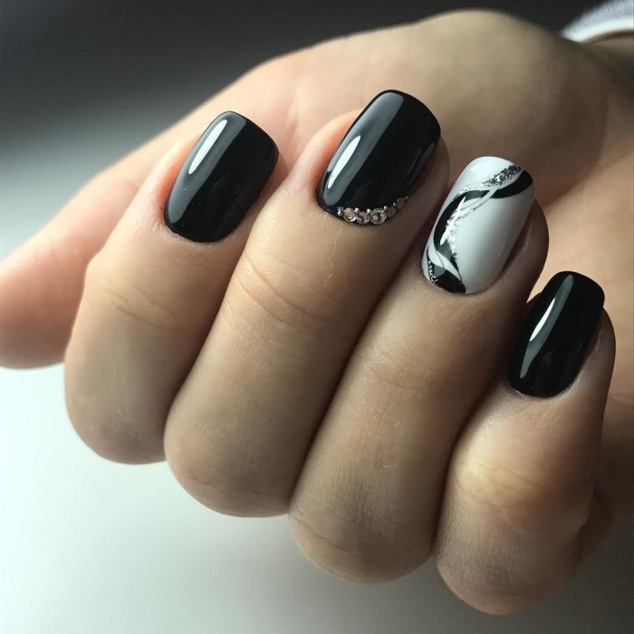 Темный маникюр на короткие ногти
