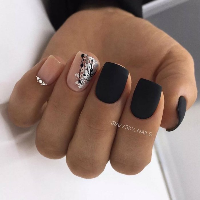 Маникюр на короткие ногти в черно-белом цвете