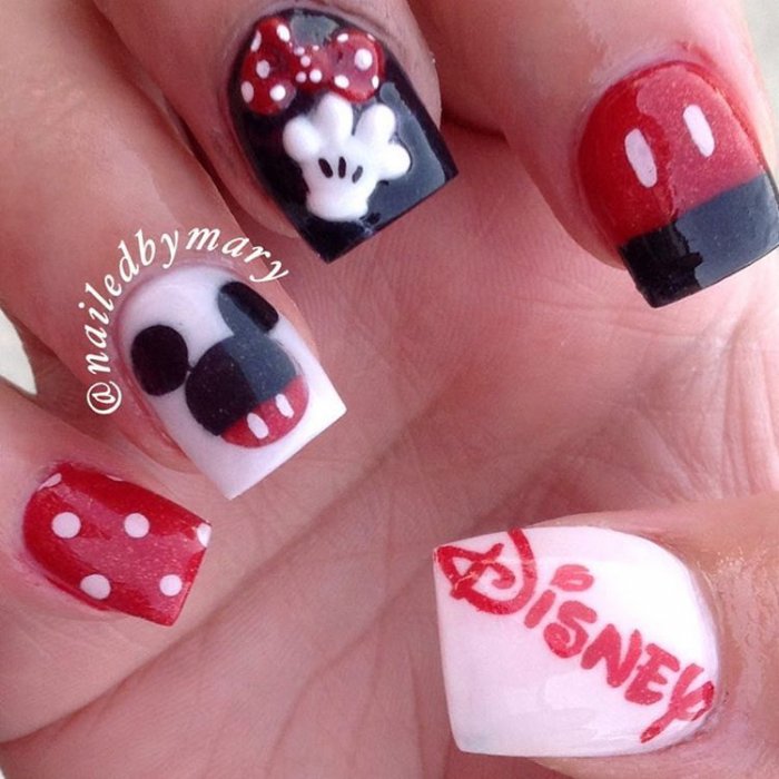 Красный маникюр с Микки Маусом