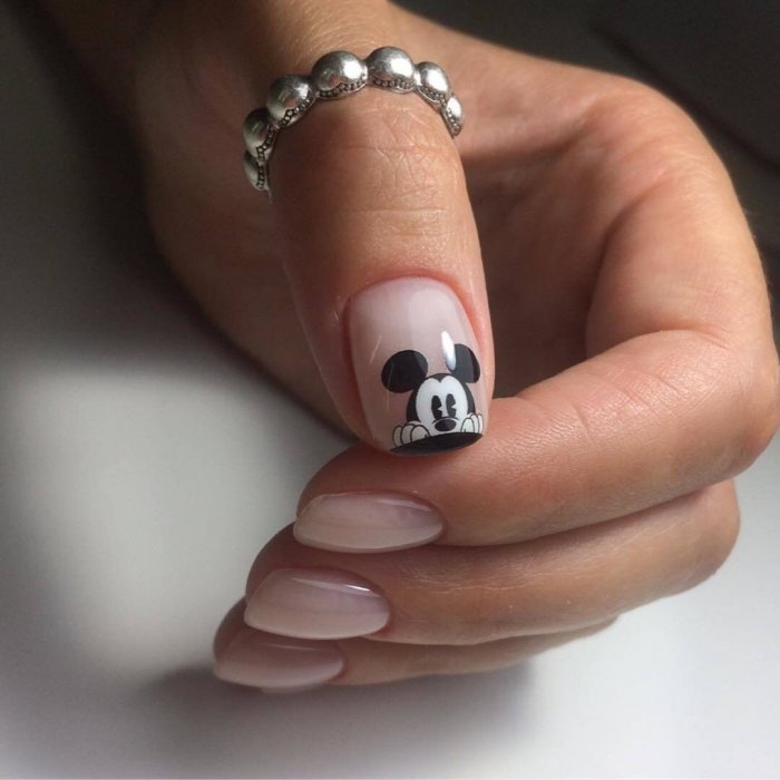 Маникюр с мини Маусом красный