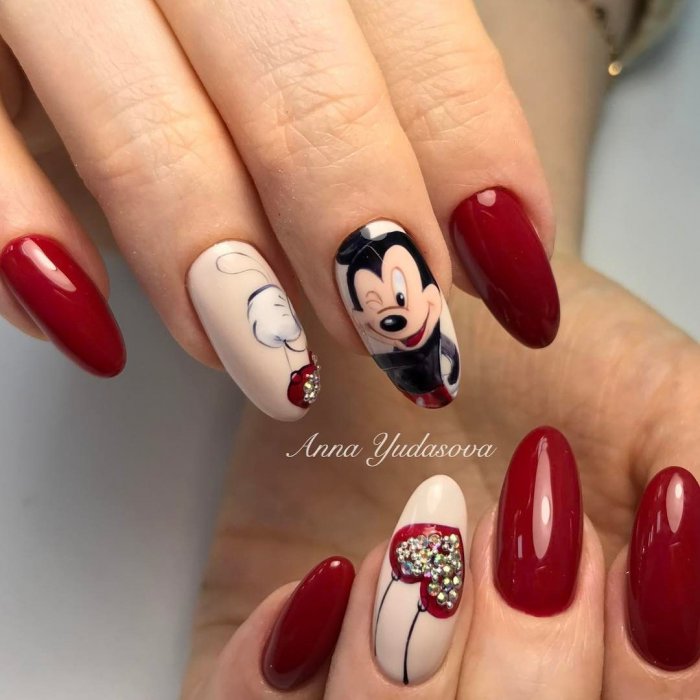 Французский маникюр с Микки Маусом