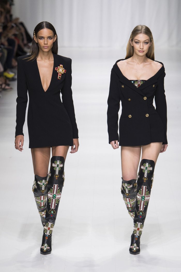 Показ Версаче с моделями 90-х