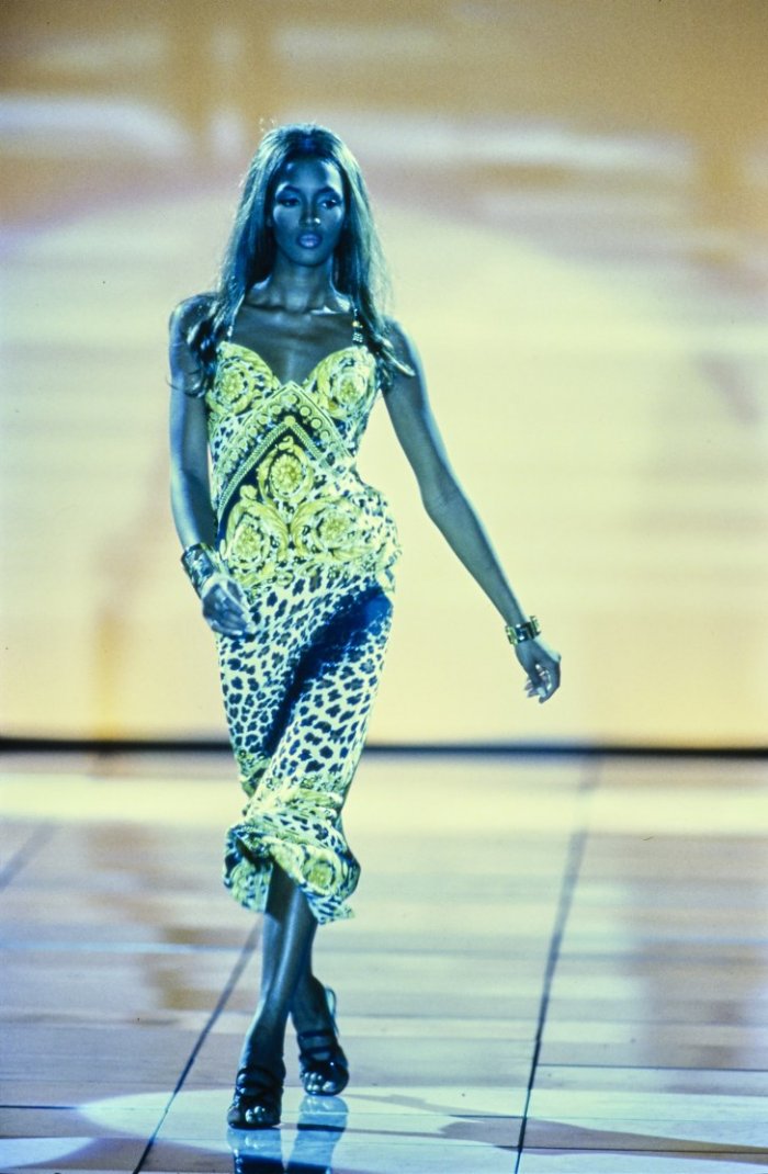 Синди Кроуфорд на подиуме Версаче