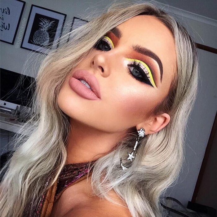 Оранжевый неоновый макияж