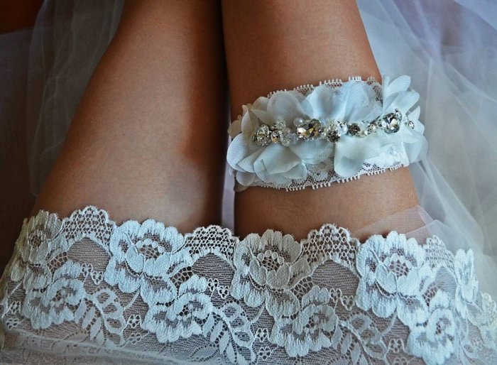 Подвязка на ногу невесты