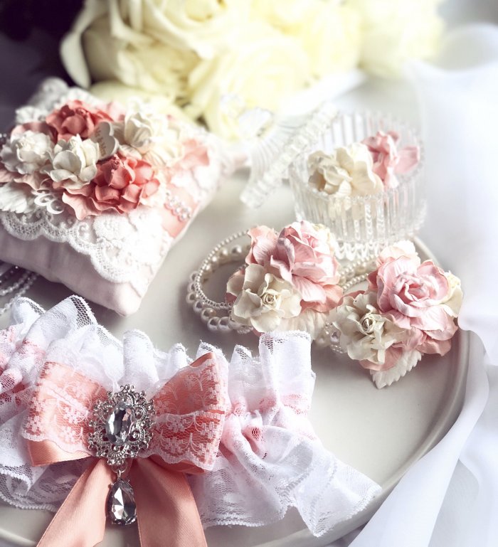 Повязка на ногу невесты