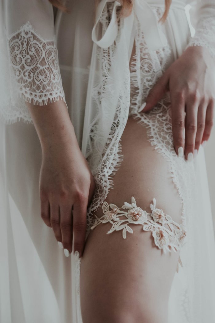 Повязка на ногу невесты