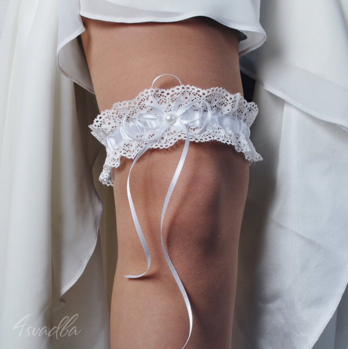 Повязка на ногу невесты