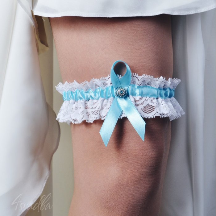 Повязка на ногу невесты