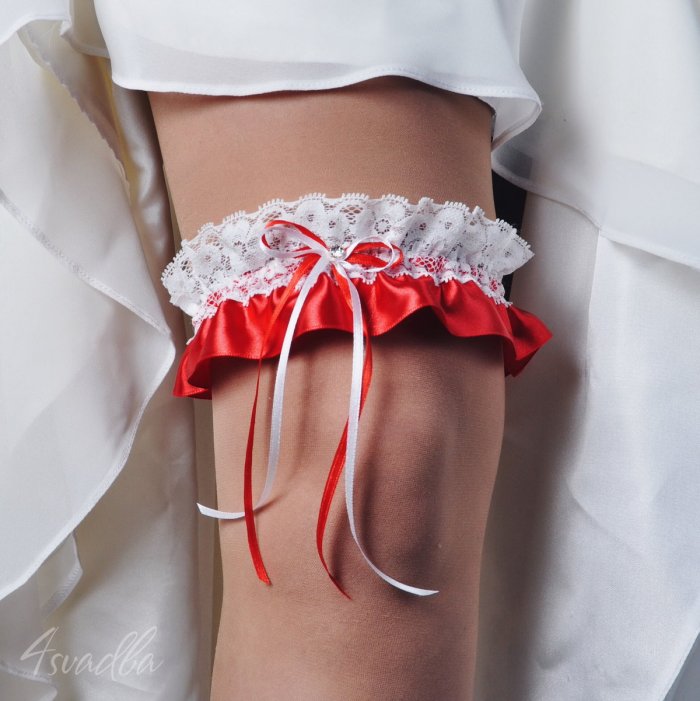 Повязка на ногу невесты