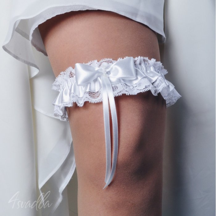 Повязка на ногу невесты