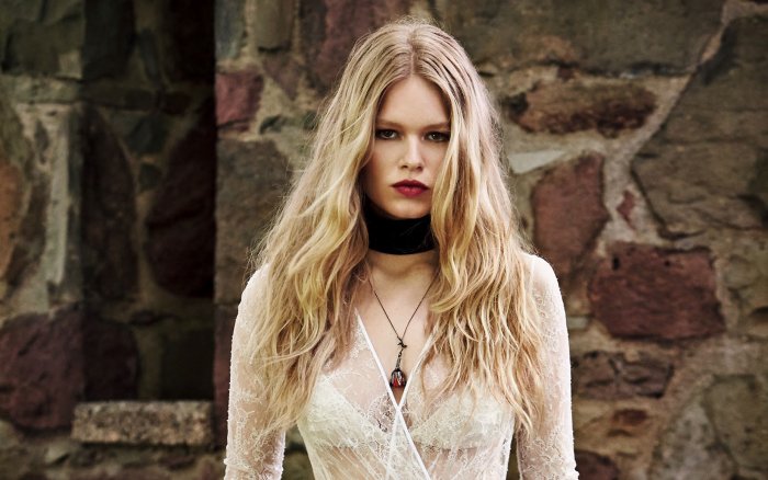 Анна Эверс цвет волос