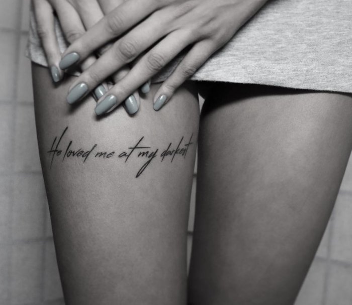 Тату на ключице для девушек надписи