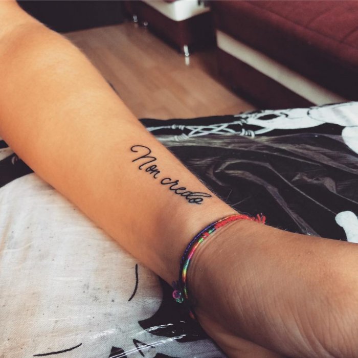 Татуировки для девушек надписи