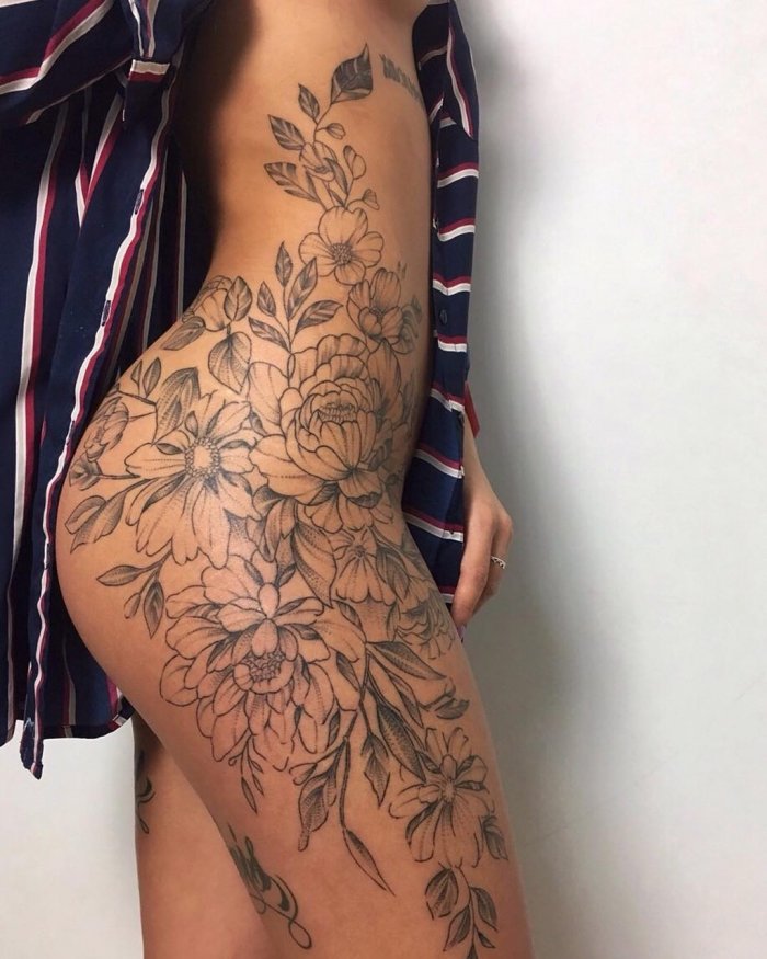 Тату цветы на боку у девушек