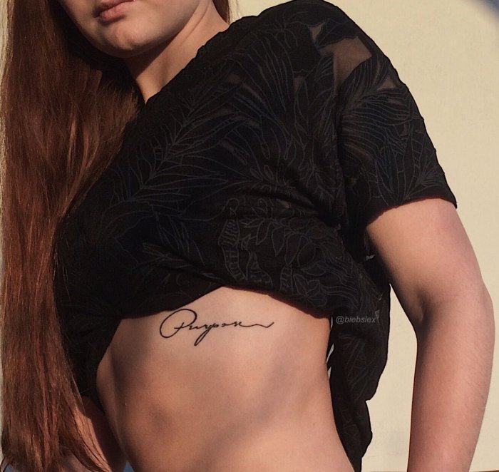 Тату на боку