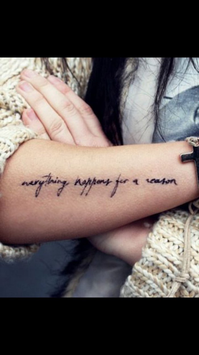 Тату на запястье девушк