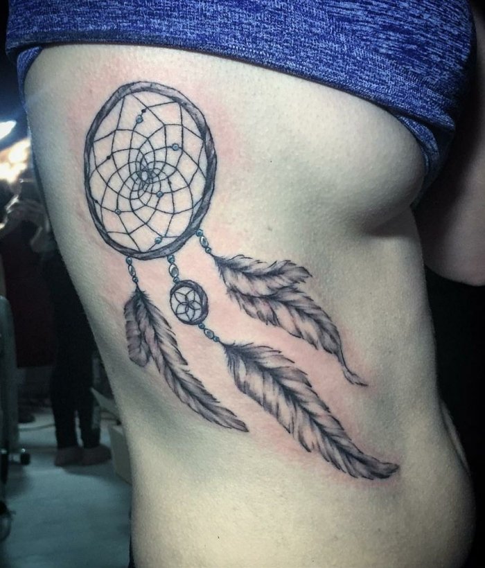 Тату на боку