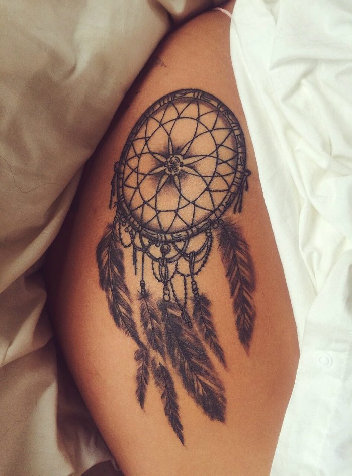 Тату ловитель снов на бедре