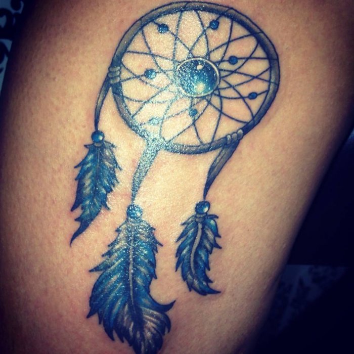 Ловец снов на спине у девушки