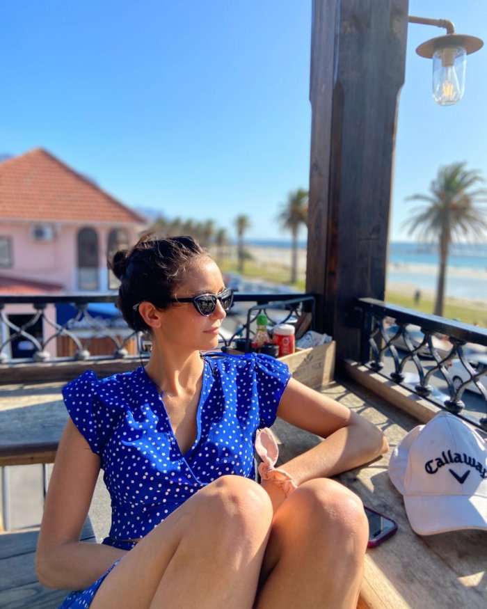 Нина Добрев 2002