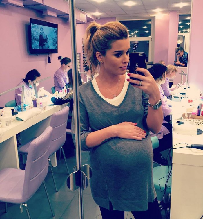 Нежный маникюр на короткие ногти в роддом