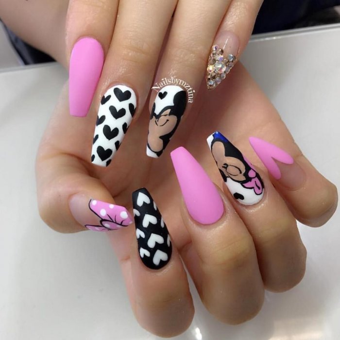 Красный маникюр с Микки Маусом