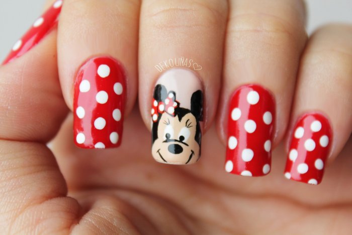 Красный маникюр с Микки Маусом
