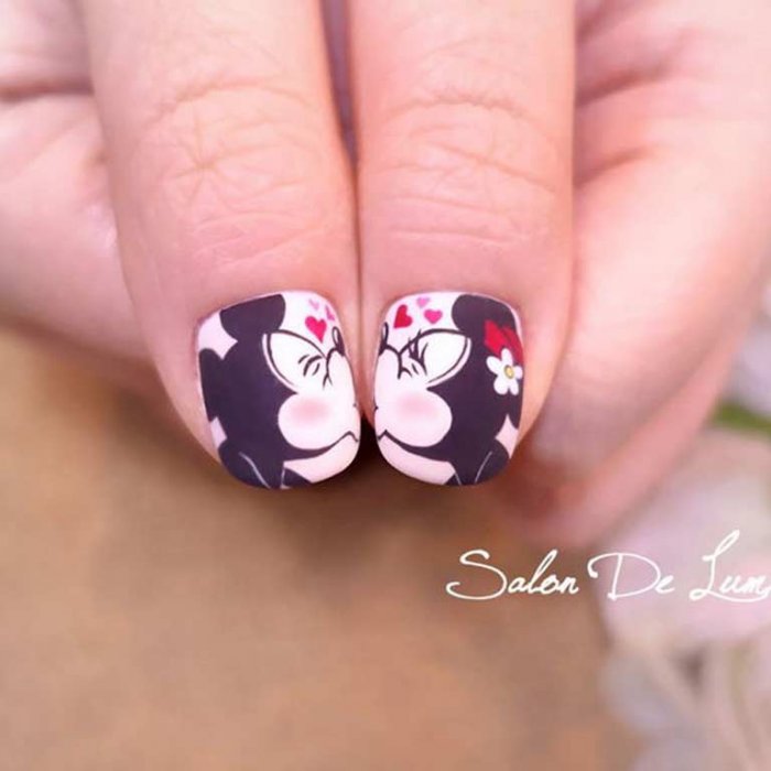 Красный маникюр с Микки Маусом