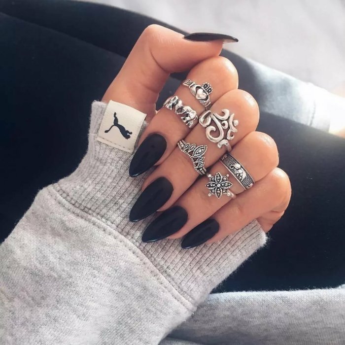 Красивый маникюр черно белый