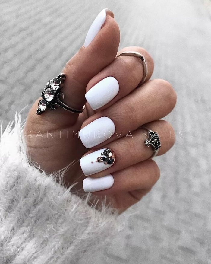 Маникюр на короткие ногти чёрный и белый