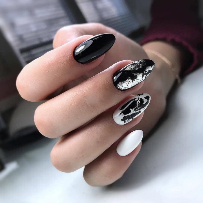Маникюр черный с белым