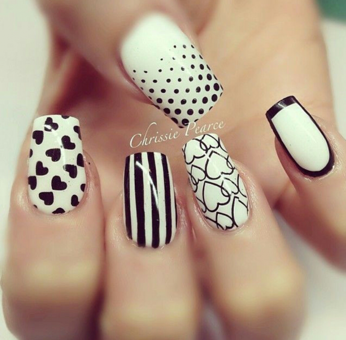 Черно белый маникюр на короткие ногти