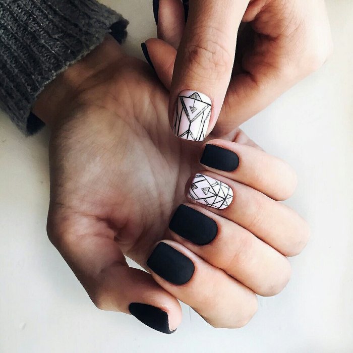 Маникюр с черно белыми полосками