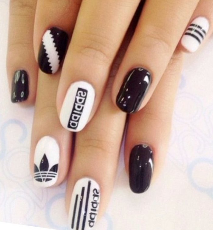 Маникюр черный с белым