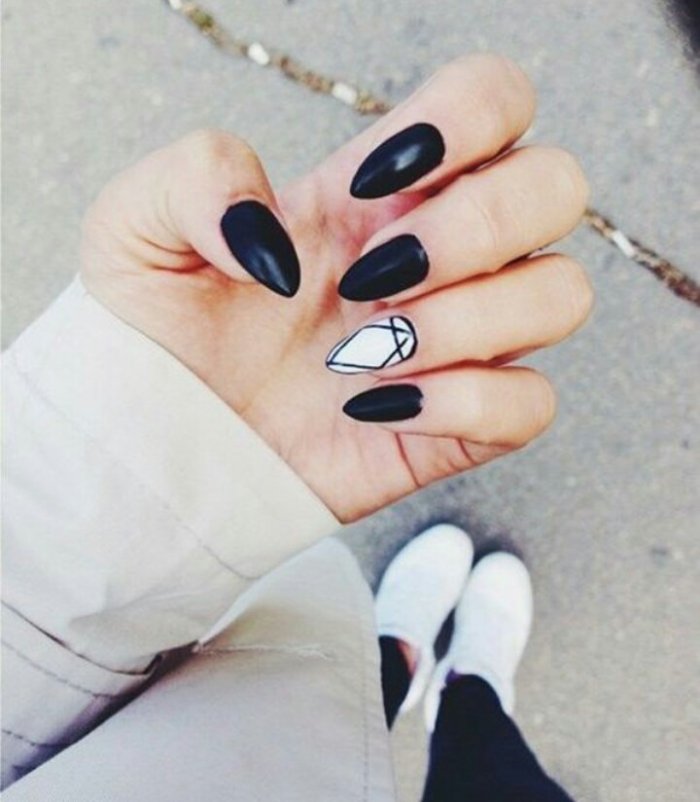 Черно белый маникюр
