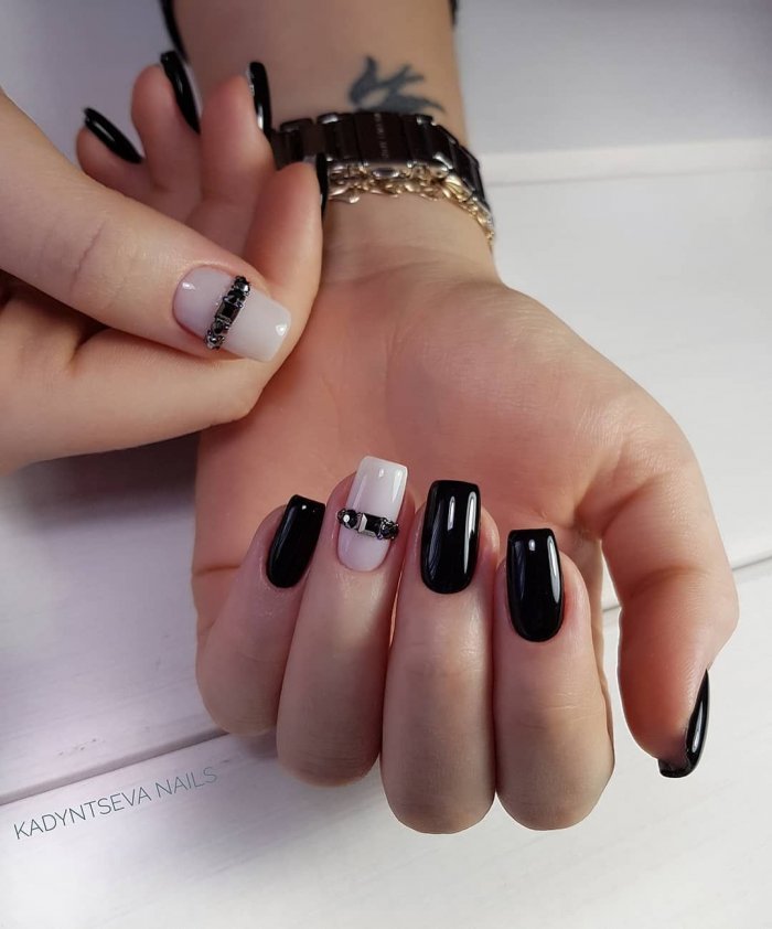 Маникюр черный с белым