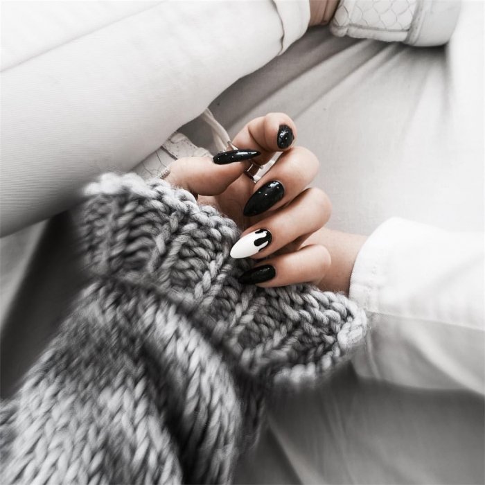 Маникюр черный с белым