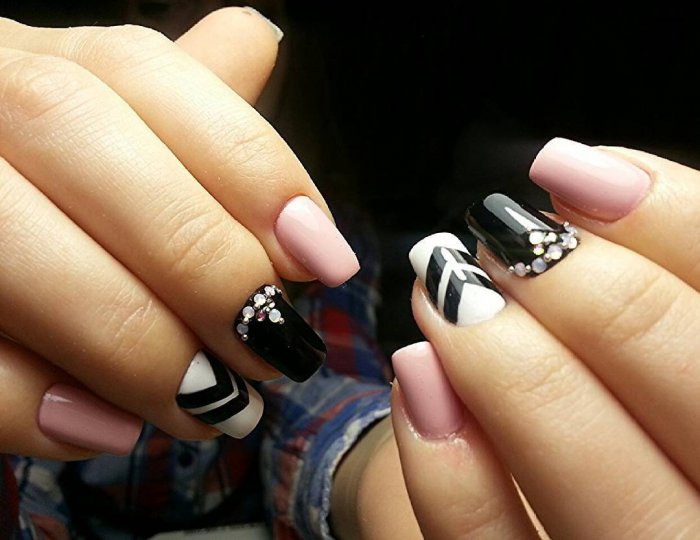 Модный маникюр черно белый
