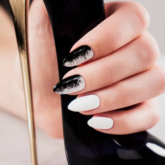 Красивый маникюр в черно белом цвете