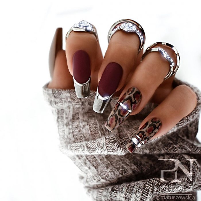 Зимний маникюр на овальную форму