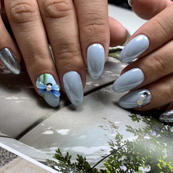 Новогодний маникюр на миндальные ногти