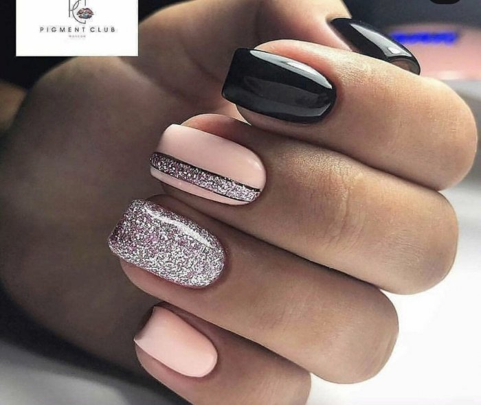 Маникюр со стразами