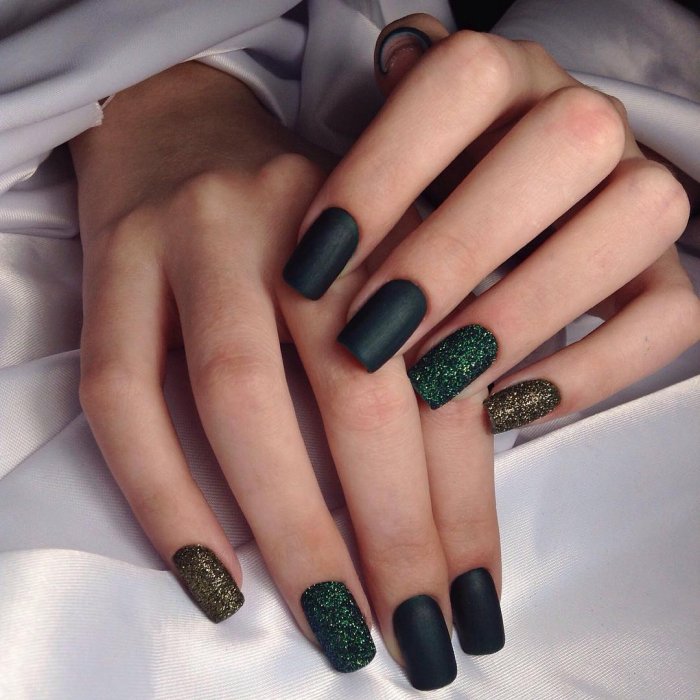 Модный маникюр с блестками