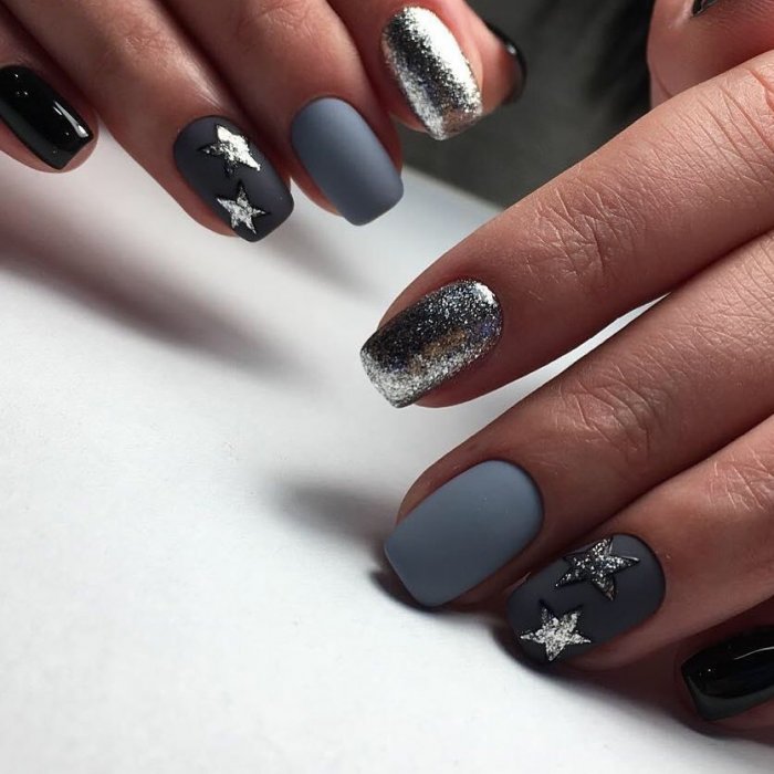 Красный маникюр со стразами