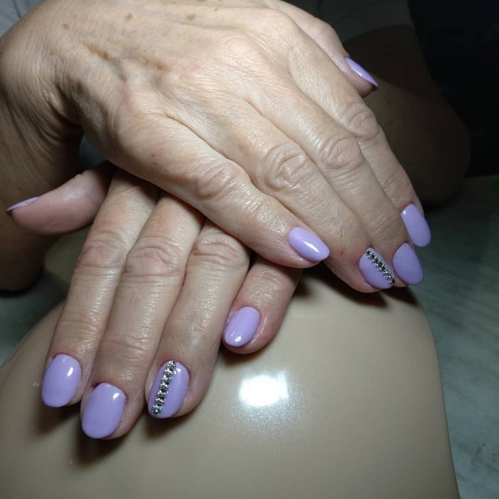 Маникюр нежно голубой с желтым