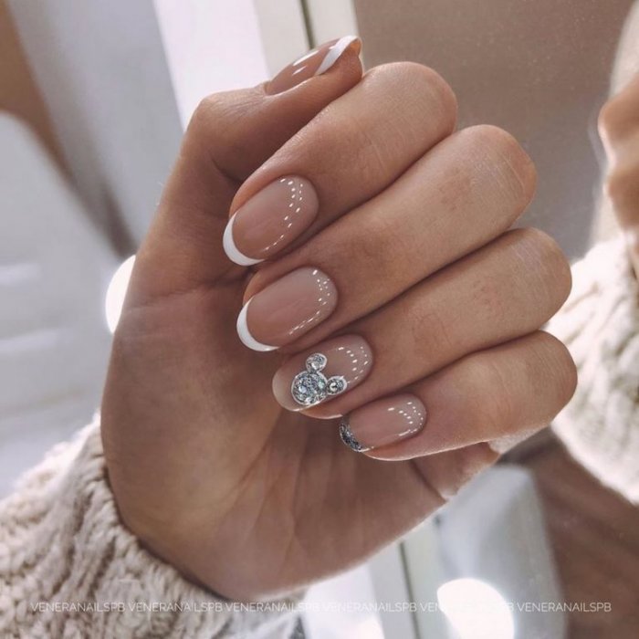 Новогодний маникюр на миндальные ногти