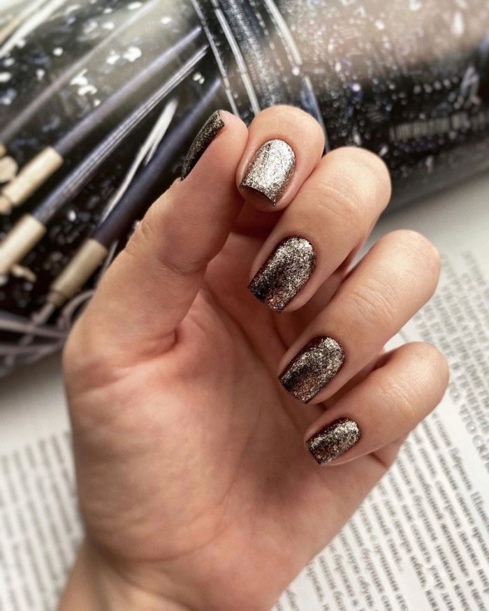 Новогодний маникюр 2021