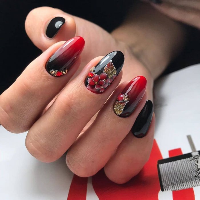 Новогодний дизайн ногтей 2021